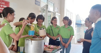 Nồi cháo từ thiện - Đem yêu thương tới cho mọi nhà